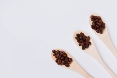 Kavrulmuş kahve çekirdekli ahşap kaşıklar..