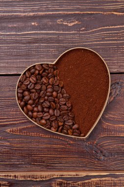 Kalp şeklinde kahve çekirdeği ve hazır kahve..