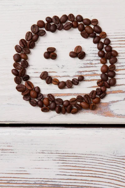 Grãos de café dispostos em um rosto sorridente . — Fotografia de Stock