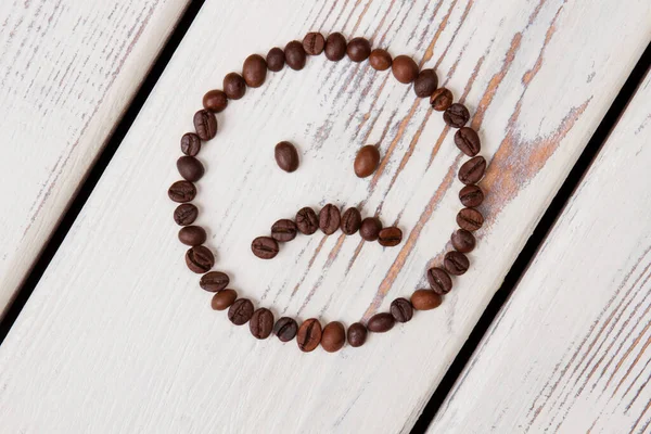 Droevig smiley gezicht gemaakt van koffiebonen. — Stockfoto