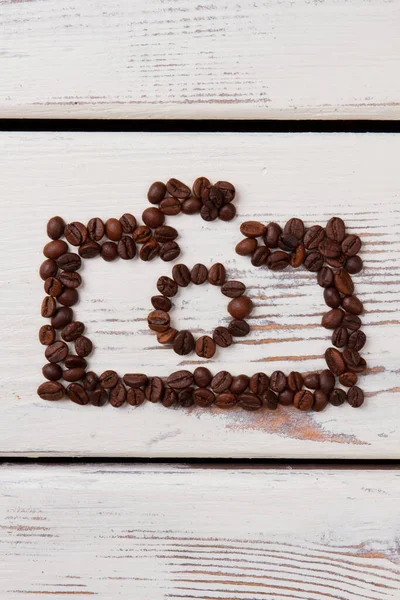 コーヒー豆で作られた写真カメラの横に. — ストック写真