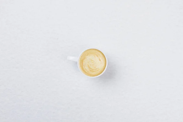 Top view καφέ με αφρό σε ένα λευκό κύπελλο. — Φωτογραφία Αρχείου