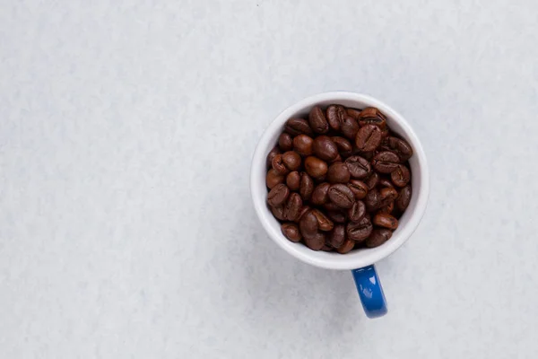 Fermer les grains de café dans une tasse de café . — Photo