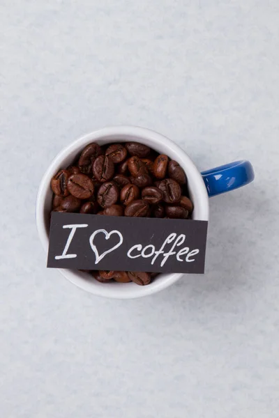 Fechar caneca com grãos de café . — Fotografia de Stock