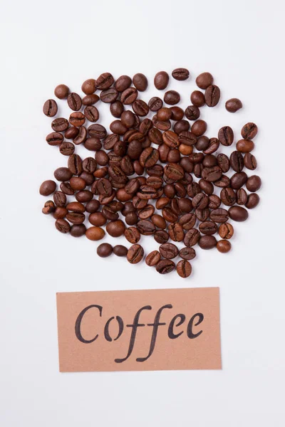 Grãos de café pilha e papel com café palavra . — Fotografia de Stock