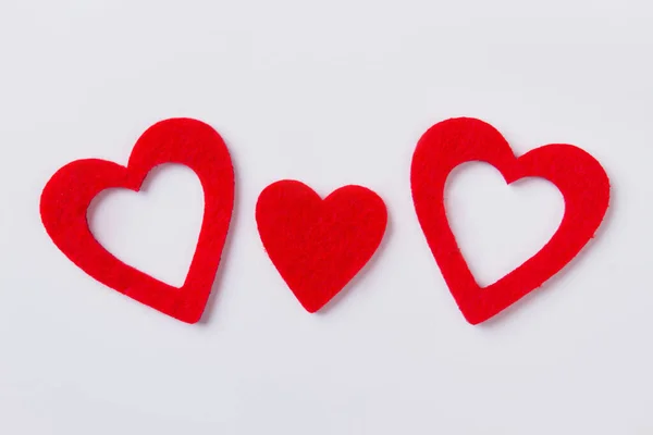 Tři plochá červená srdce s vláknitým povrchem. — Stock fotografie