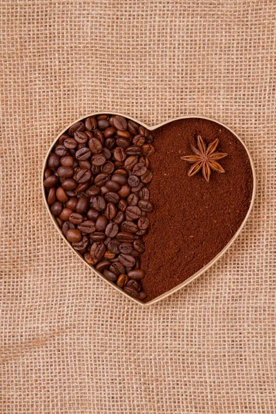 Сердце из кофейных зерен и растворимый порошок с анисом . — стоковое фото