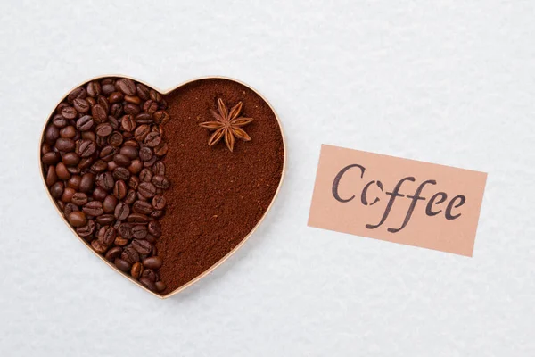 Kawa fasolowa i kawa rozpuszczalna tworzące kształt serca. — Zdjęcie stockowe