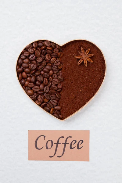 Coração feito de grãos de café e café instantâneo . — Fotografia de Stock