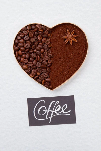 Forma de corazón hecha de granos de café y polvo de café instantáneo . — Foto de Stock