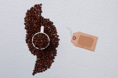 Bir fincan kahve çekirdeği ve boş etiket..