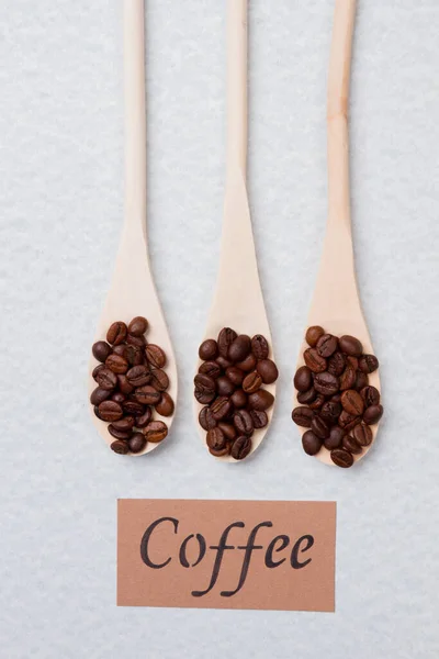 Cuillères en bois avec grains de café . — Photo