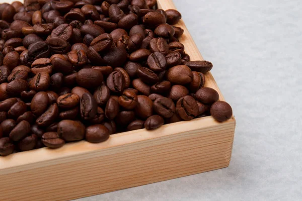 Gros plan tas de grains de café torréfiés sous forme de bois . — Photo