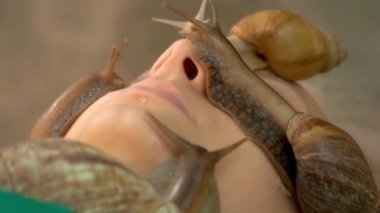 Kadın yüzünde sürünen büyük salyangozları kapat..