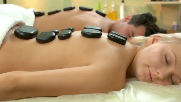 Femme relaxant obtenir chaud pierre massage . — Video