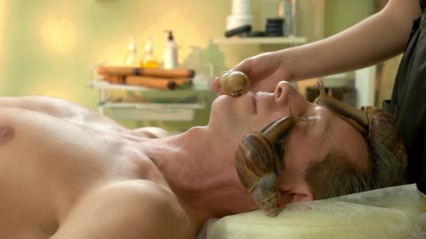 Suavização de rugas com massagem de caracóis . — Vídeo de Stock