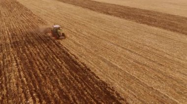 Sahada çalışan traktör, üst görünüm.