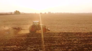 Güneş ışığında traktör tarlası.