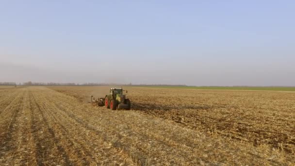 Maquinaria agrícola que trabaja en el campo . — Vídeos de Stock