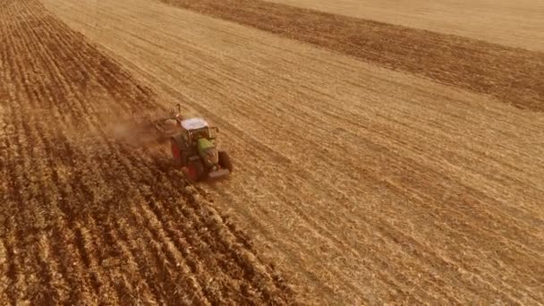 Coltivazione del terreno agricolo dopo la raccolta . — Video Stock