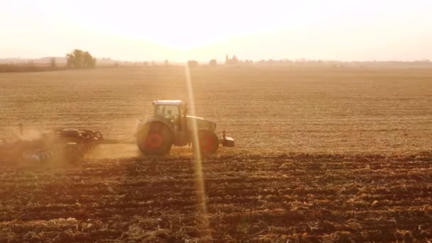 Traktor szántási mező napfényben. — Stock videók