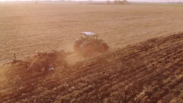 Сельскохозяйственный трактор работает в поле . — стоковое видео