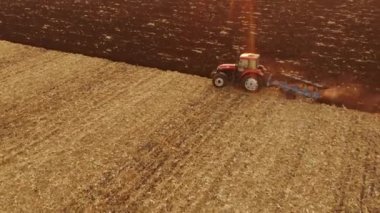 Tarımsal arkaplan ve traktör alan üzerinde çalışıyor.