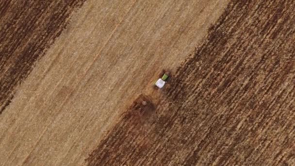 Vista aérea del tractor trabajando en un campo . — Vídeo de stock