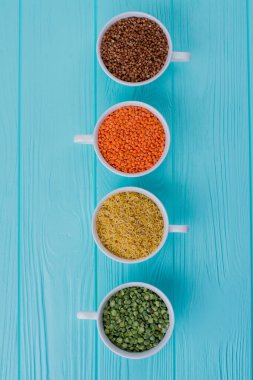 Renkli tanelerle dolu beyaz kadehler..