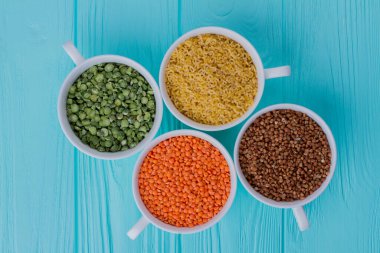 Beyaz bardaklarda farklı renkte inlemeler..