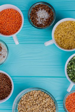 Kupalarda kuru iniltiler ve kopyalama alanı.