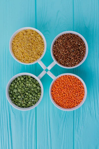 Üst manzara çeşitli taneciklerle dolu dört kupa.