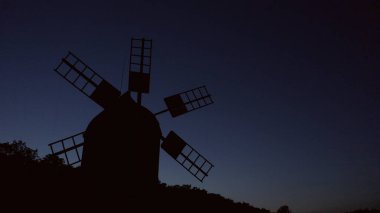 Kırsalda gün batımında yel değirmenleri.
