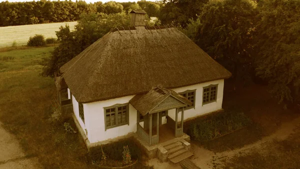 Stary domek z strzechą w miejscowości. — Zdjęcie stockowe