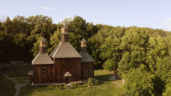 Маленькая церковь с тремя куполами в лесу . — стоковое фото