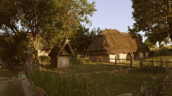 Dorpswoning met witte muren en zeer klein huis. — Stockfoto