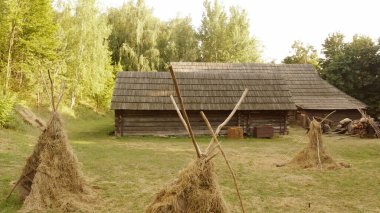 Kulübelerde uzun kütük kulübeler ve ahşap tarım aletleri..