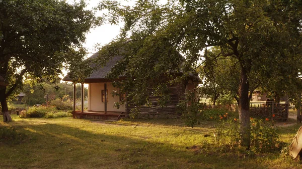 Маленький деревенский дом за зелеными деревьями . — стоковое фото