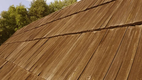 Dettagliato tetto in legno della casa di tronchi . — Foto Stock