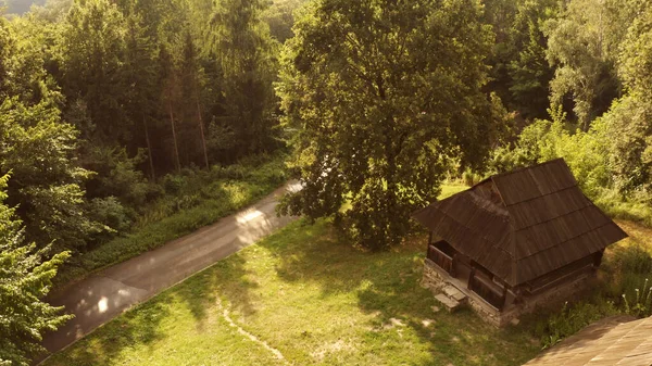 Log house με βεράντα στο δάσος. — Φωτογραφία Αρχείου