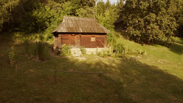 Mały drewniany budynek w słoneczny dzień w lesie. — Zdjęcie stockowe