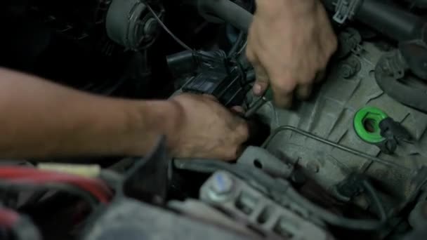 Reparador mãos parafusar carro enging detalhes . — Vídeo de Stock