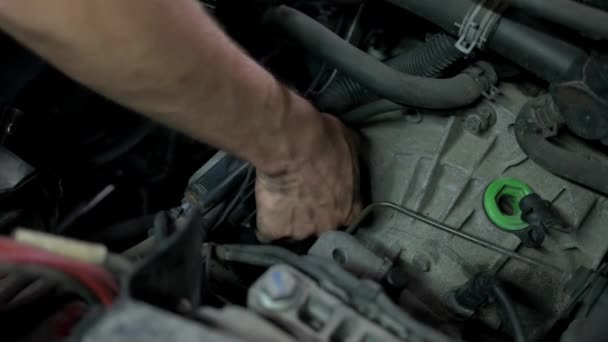 Cerca de mano masculina fijación de motor de coche . — Vídeo de stock