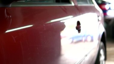 Kırmızı arabayı tepeden tırnağa kapatın..