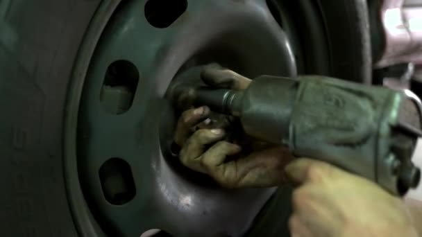 Fechar o homem desaparafusar roda do carro . — Vídeo de Stock