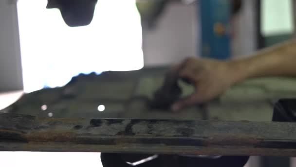 Zblízka ruce nepoznatelný mechanik dělá auto servis a údržbu. — Stock video
