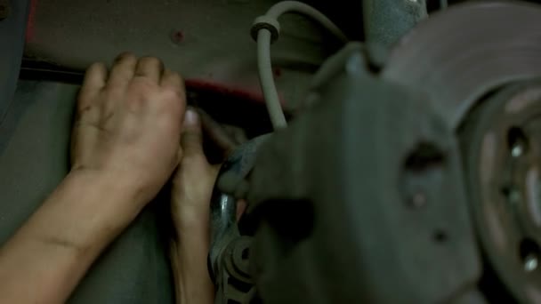 Механик с грязными руками, удаляющий детали автомобиля . — стоковое видео