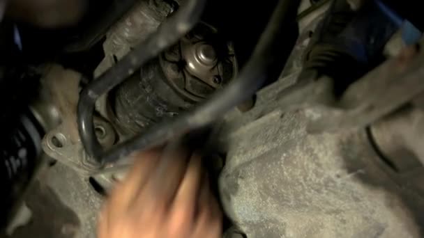Μηχανικός που απεγκαθιστά κύλινδρο αυτοκινήτων. — Αρχείο Βίντεο