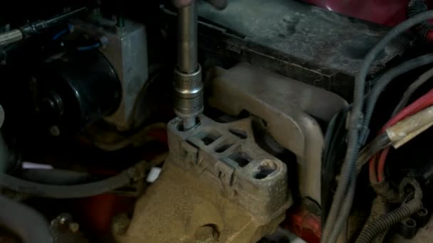 Удаление старых частей двигателя автомобиля . — стоковое видео