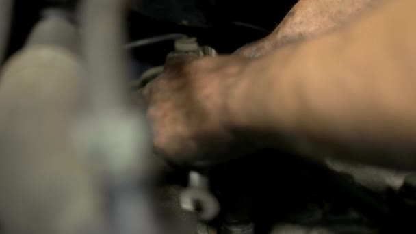 Fermer mécanicien mains fixation mécanisme moteur de voiture .